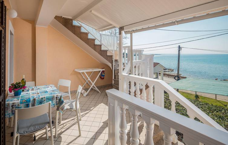 Ganze Ferienwohnung, Urlaub am Meer: Modernes Apartment mit Terrasse und Parkplatz, 200 m vom Strand entfernt in plaža Zambratija, Zambratija