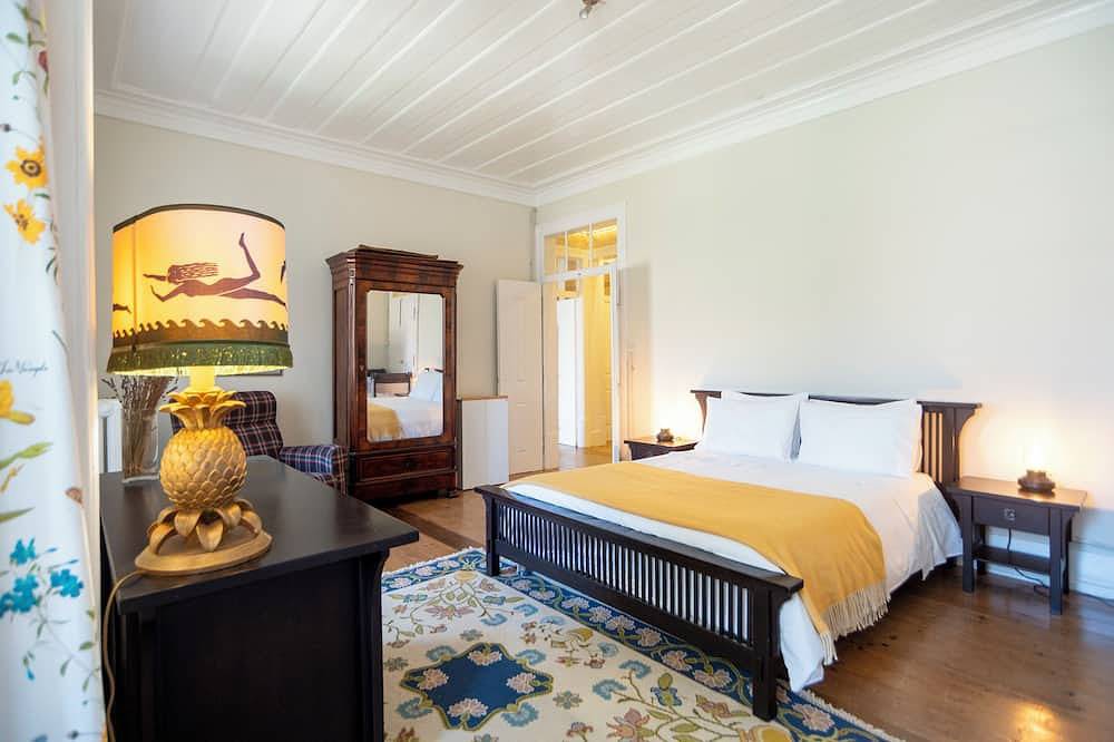 Junqueira Gardens - large restored old house with garden and private pool in Lisbon, Costa de Lisboa