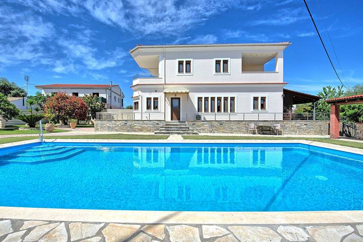 Vakantiehuis voor 10 personen, with whirlpool and tuin as well as terras in Acharavi