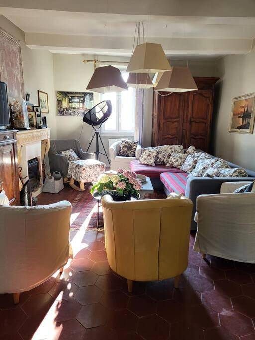 Seven-Bedroom House in Pouzilhac, Région de Nîmes