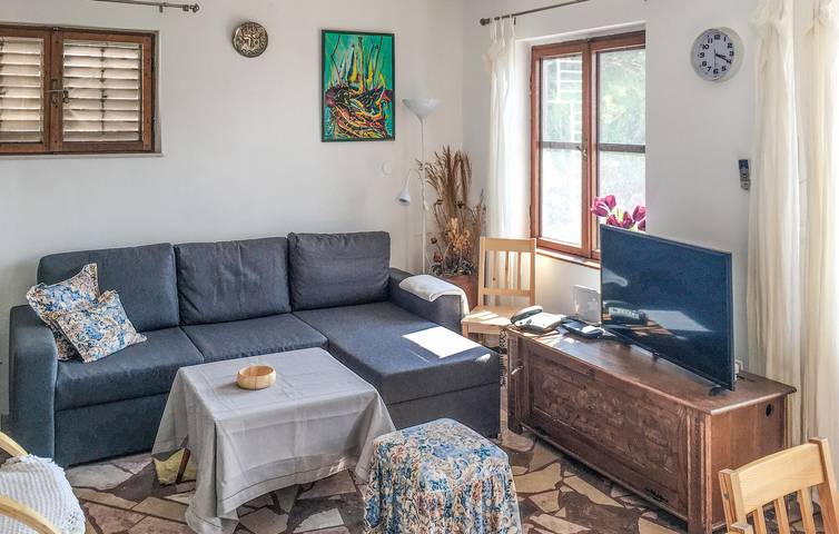 Charmantes Apartment mit 1 Schlafzimmer, 100 m vom Strand entfernt, mit WLAN und Terrasse in Gradac, Makarska Riviera
