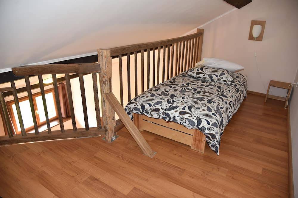 Quiet cottage, near Poligny and Arbois, vineyards, lakes, waterfalls, hiking in Villerserine, Jura