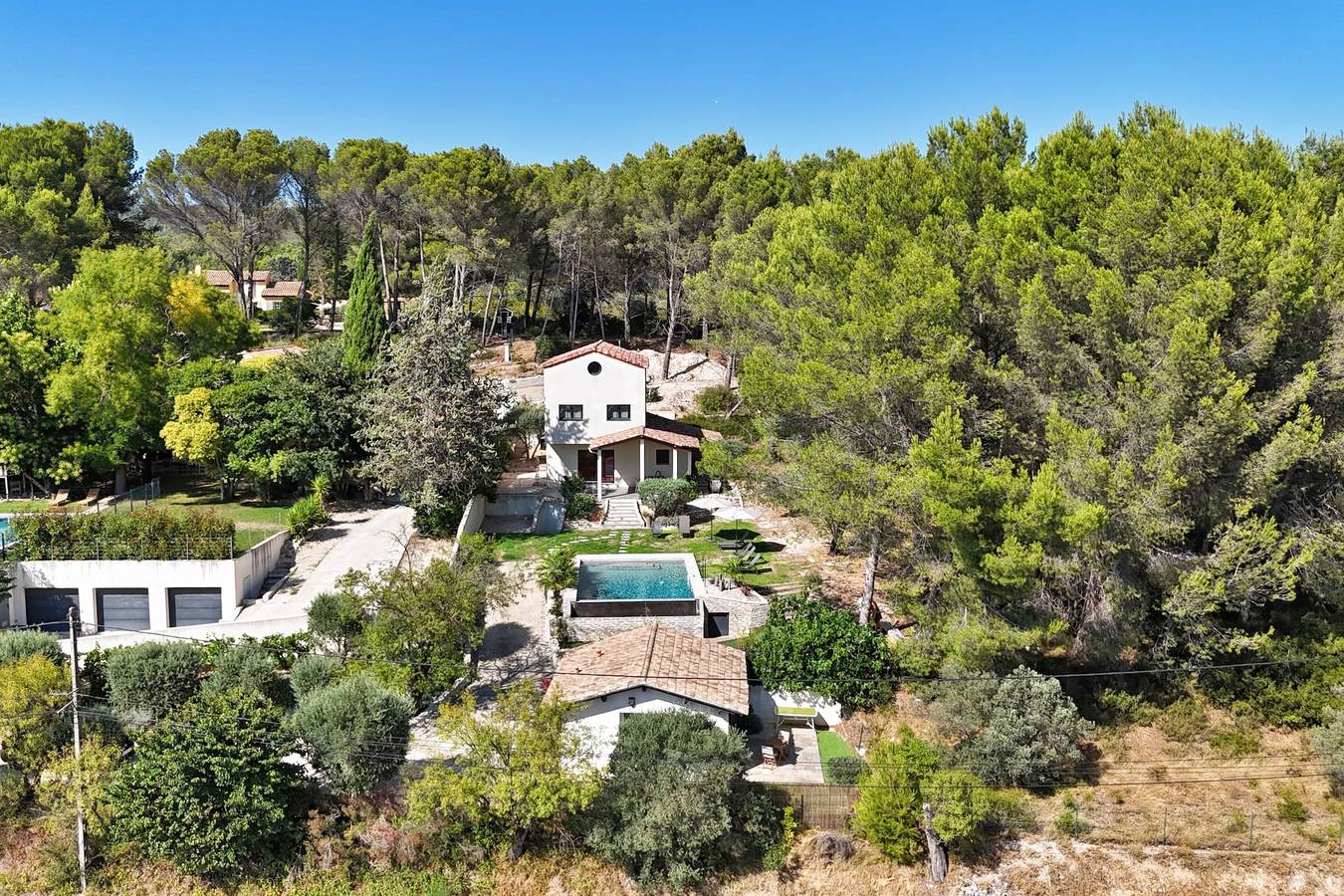 Altinea - Family Home with Infinity Pool in Ventabren, Region de Aix-en-Provence