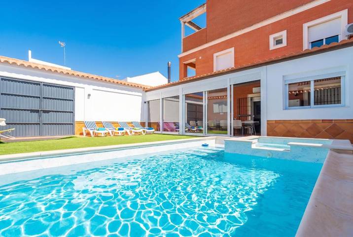 Gîte pour 16 personnes, avec Balcon et Terrasse ainsi que Jacuzzi et Jardin dans La Lantejuela