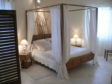 Location de vacances pour 3 personnes, avec jardin ainsi que vue et piscine à Pailloles