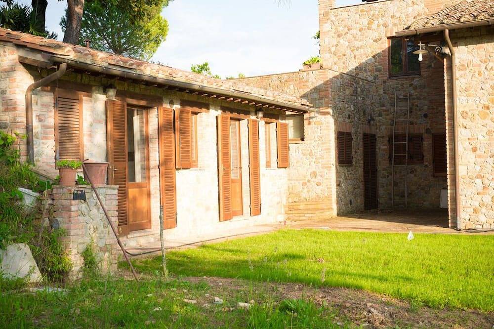 Entire apartment, Idyllic Tuscan-Umbrian apartments within a villa with pool in Città della Pieve, Perugia Province