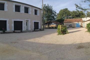 Gîte pour 12 personnes, avec jardin à Chalandray