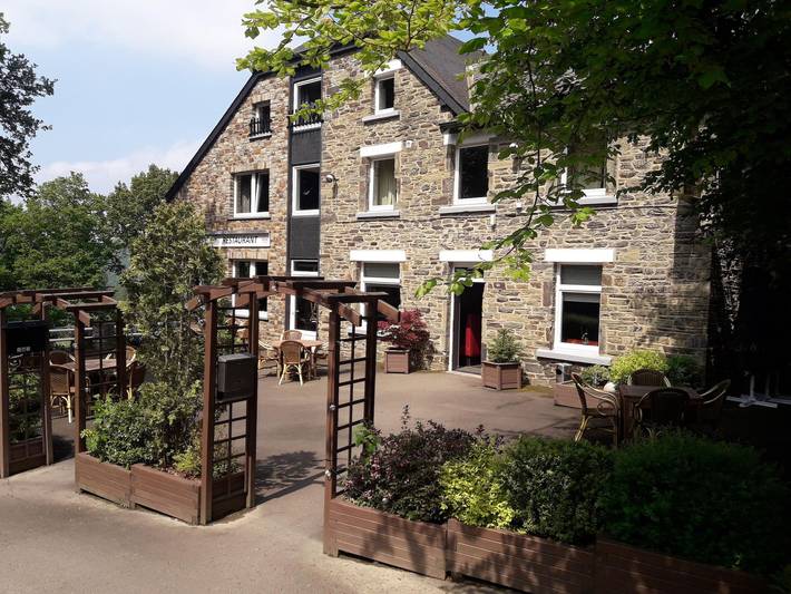 Location de vacances pour 28 personnes, avec jardin ainsi que sauna et piscine dans Nadrin