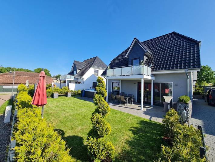 Villa für 7 Personen, mit Balkon und Whirlpool sowie Terrasse und Garten am Fleesensee