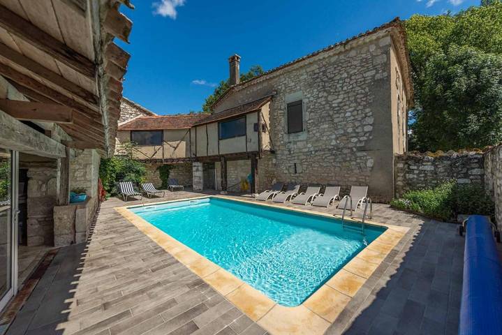 Chambre d’hôte pour 2 personnes, avec piscine et jacuzzi ainsi que jardin et sauna dans le Lot