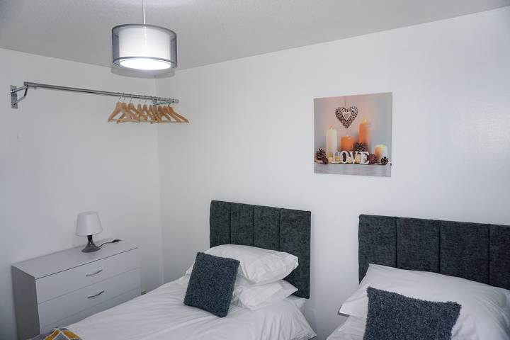 Biz & Fam Sleeps 7 Wigan w/ Parking, Self-Check-in in Wigan, Grand Manchester