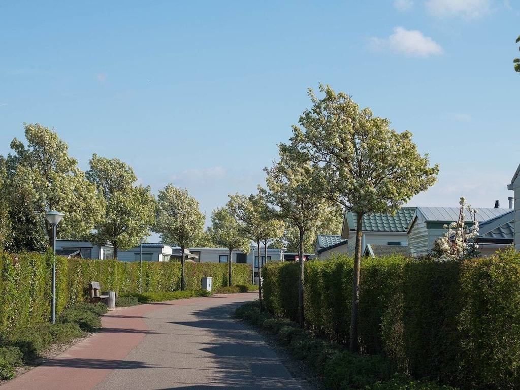 Hütte in Renesse mit Schwimmbecken in Renesse Strand, Renesse