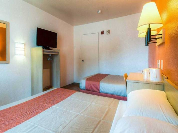 Apartamento entero, 2 camas matrimoniales | Adaptado para personas con discapacidad / Bañera / Mini refrigerador in El Cajón (California), San Diego County
