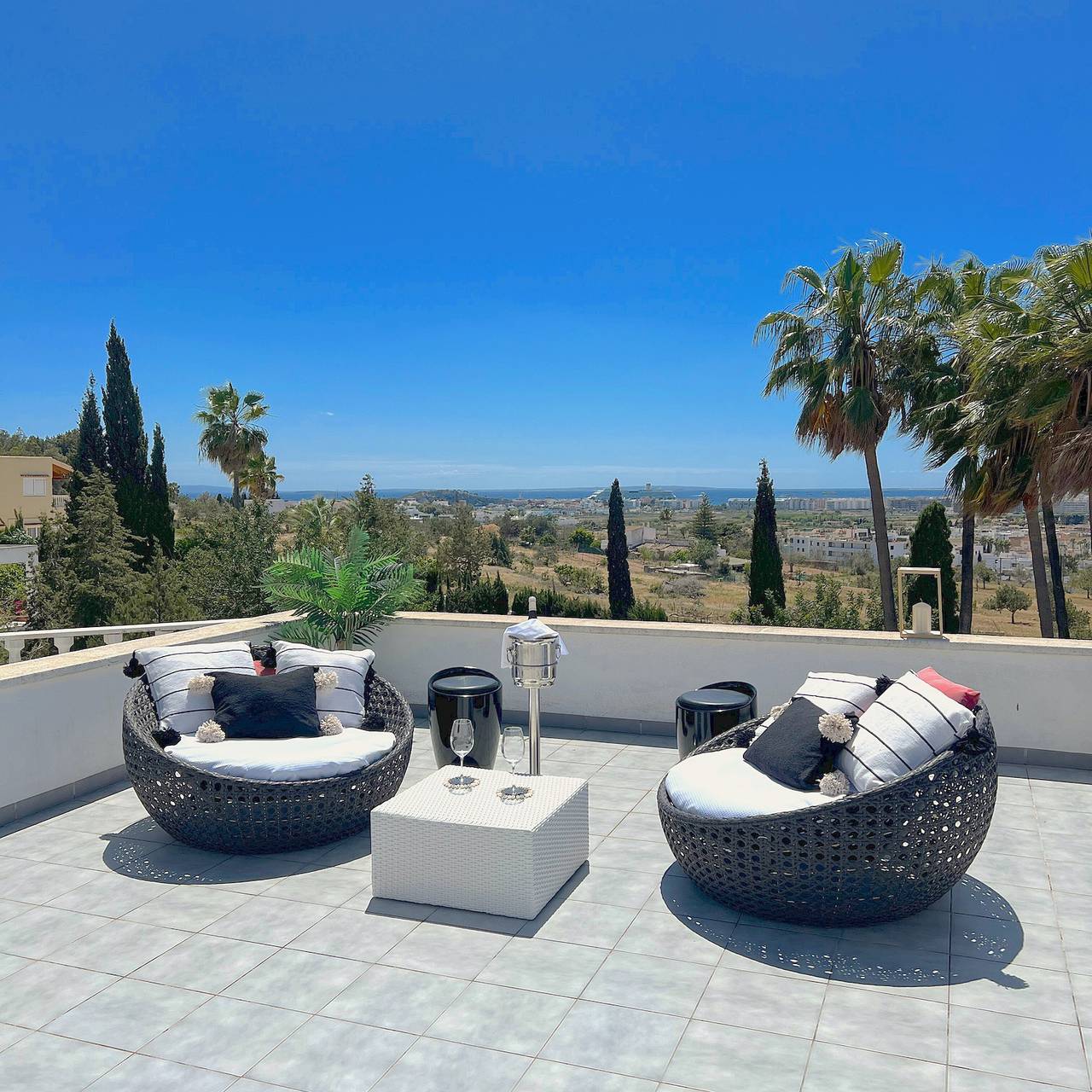 Villa 'Bloom' con vista mare, Wi-Fi e aria condizionata in Santa Eularia des Riu, Ibiza Est