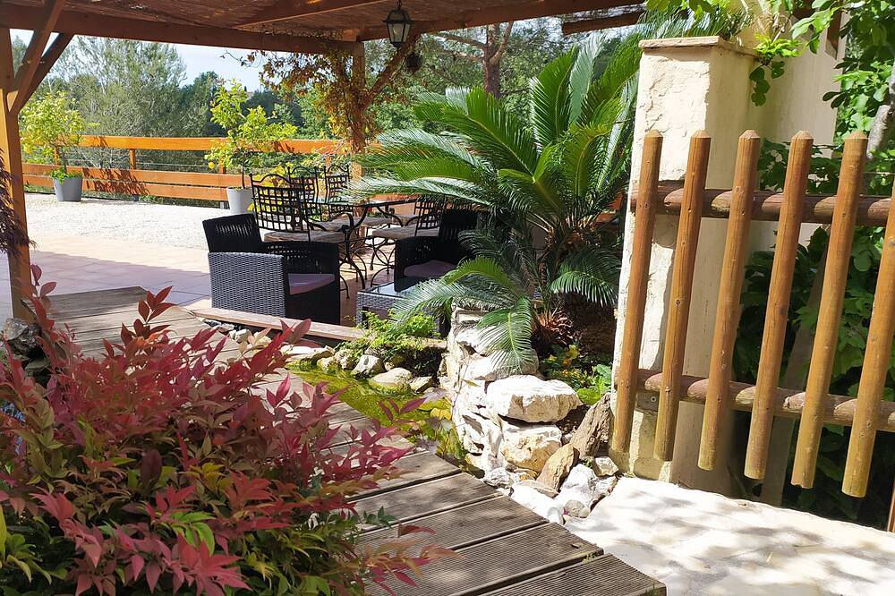 Villa with pool in quiet location near Cagnes sur mer in La Gaude, Cannes region
