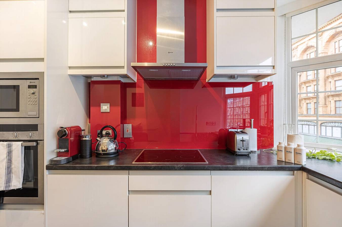 Entire apartment, Guestready - Chic London Retreat with Balcony in London, South East England