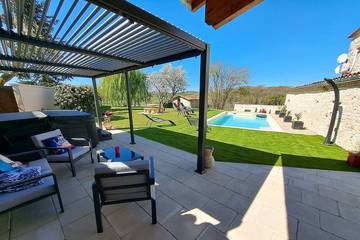 Gîte pour 4 personnes, avec jacuzzi ainsi que terrasse et jardin à Thénac