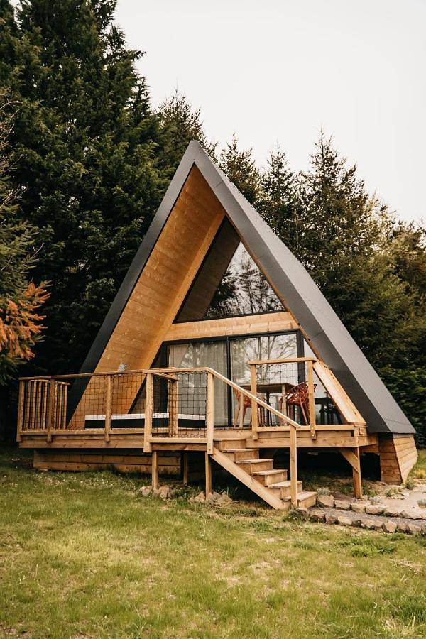Gîte pour 2 personnes, avec vue ainsi que vue sur le lac et jardin dans Lac Chambon