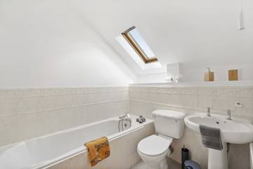 Holiday Rental for 9 People in Ashford, Kent, Photo 4