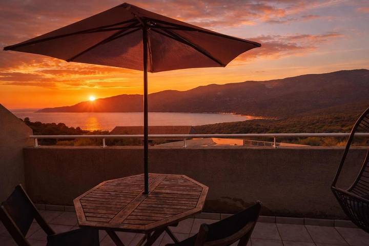 Appartement de vacances pour 4 personnes, avec vue ainsi que piscine et terrasse
