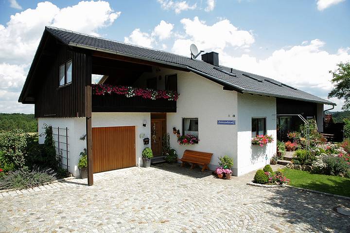 Ferienwohnung für 5 Personen, mit Balkon und Balkon/Terrasse sowie Terrasse und Garten in Bad Gögging