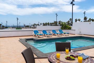 Villa for 9 People in Los Calamares, Yaiza, Photo 1