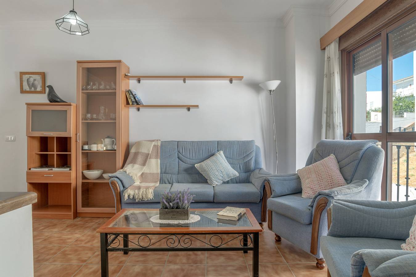 Apartamento entero, Apartamento 'Sierra Del Hacho Ático' con vistas a la montaña, terraza privada y aire acondicionado in Montejaque, Provincia de Málaga