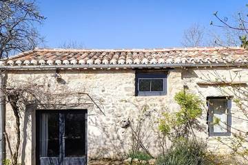 Gîte pour 2 personnes, avec jardin et piscine à Albas