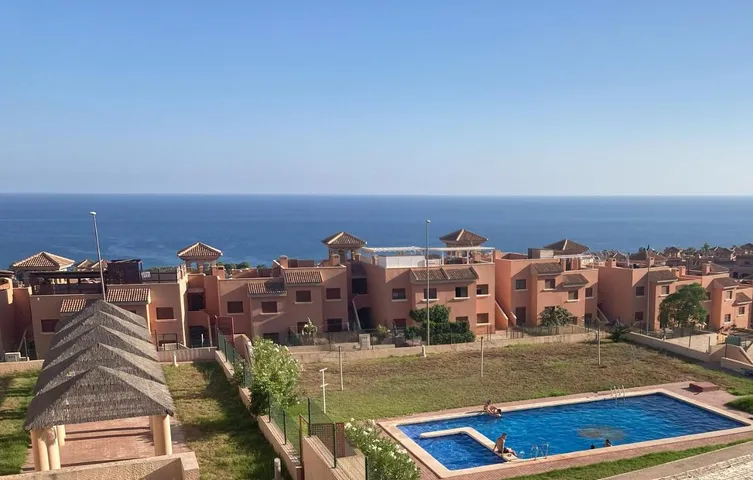 Apartamento de vacaciones para 5 personas, con vistas además de jardín y piscina - 1