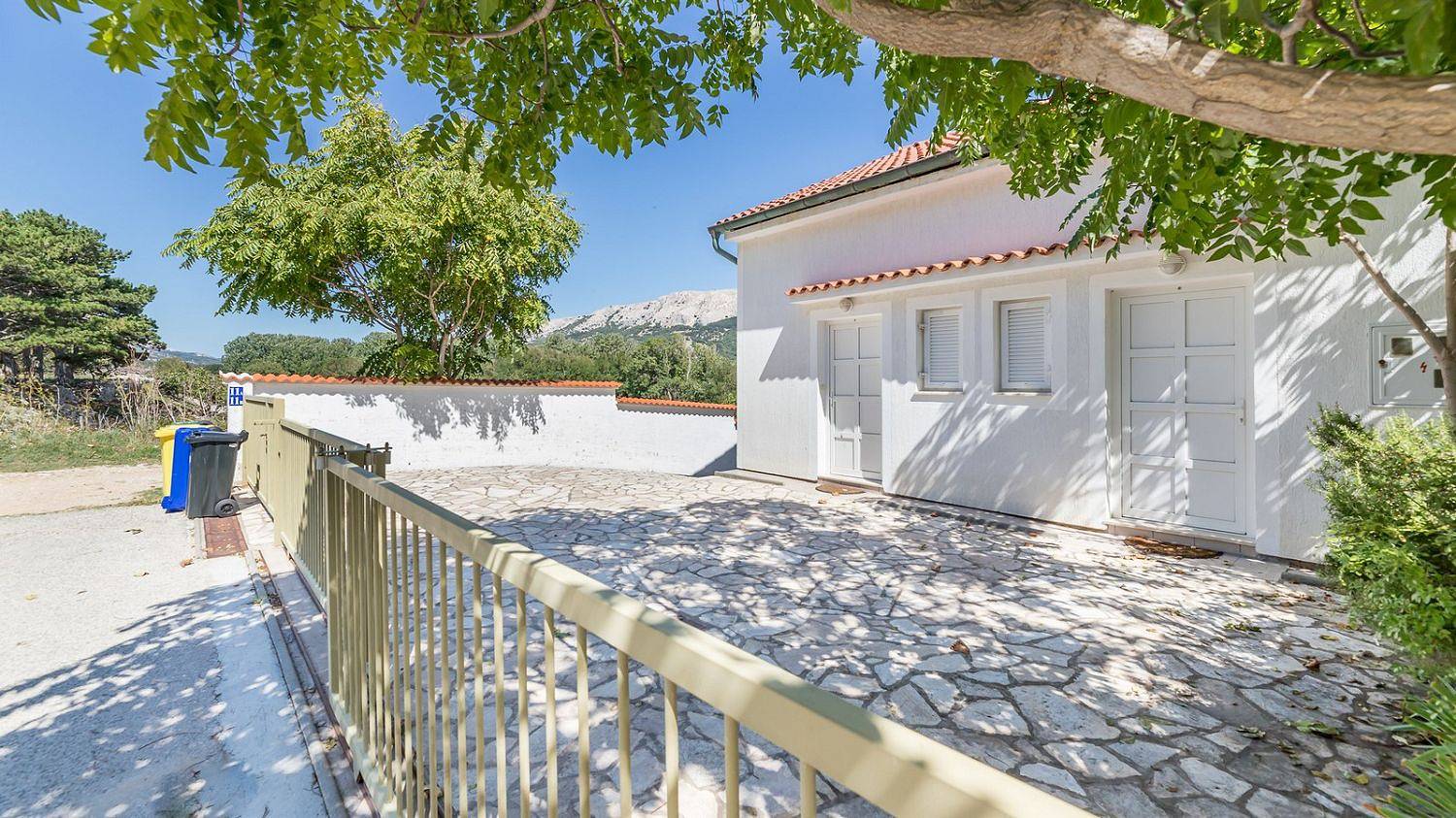 Große Terrasse mit Meerblick, Strand 200 Meter in Zarok, Baška