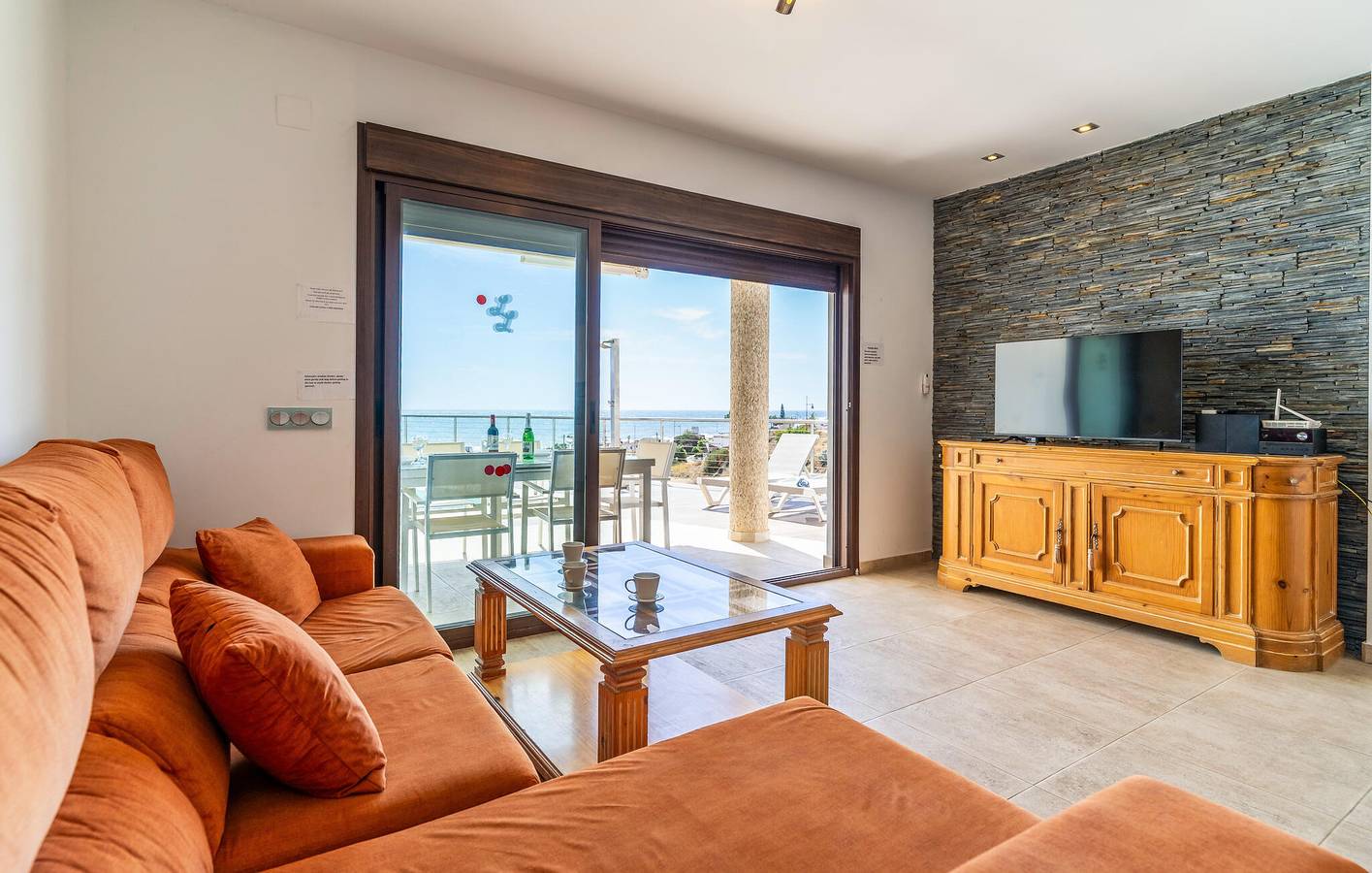 Oase am Strand mit Pool, Terrasse und AC in Torrox Costa, Torrox