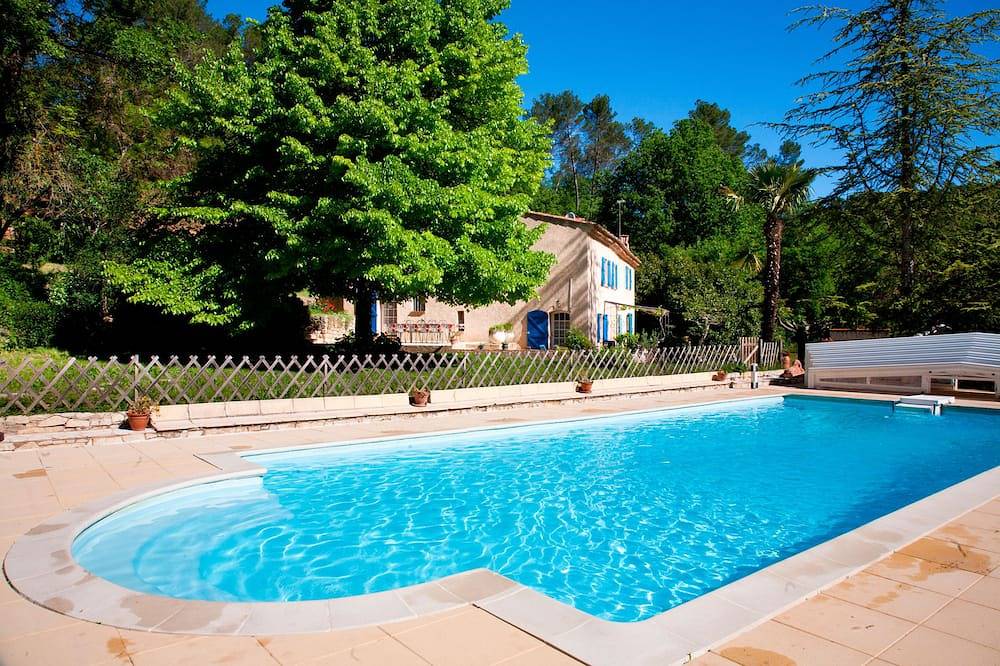 Bastide en Salernes en un área de 4 ha con piscina climatizada y tenis. in Salernes, Region de Draguignan