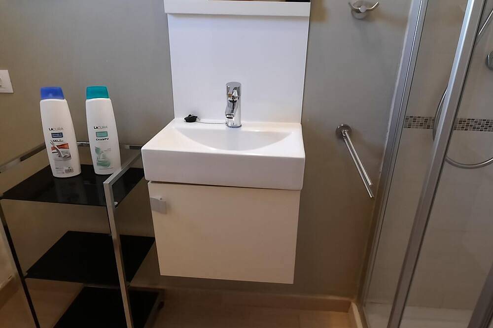 Apartamento entero, Apartamento en Colera con Terraza y Piscina Comunitaria in Colera, Alt Empordà