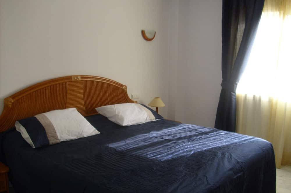 Entire apartment, From £245pw, 2/3bed Sleeps 6 Cabopino, Marbella,  South Facing Balcony. in Hacienda Las Chapas, Marbella