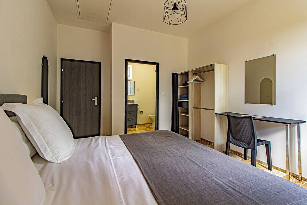 Le Chai Villa - newly renovated 6 en-suite bedrooms and heated, private pool in Thénac, Périgord Pourpre