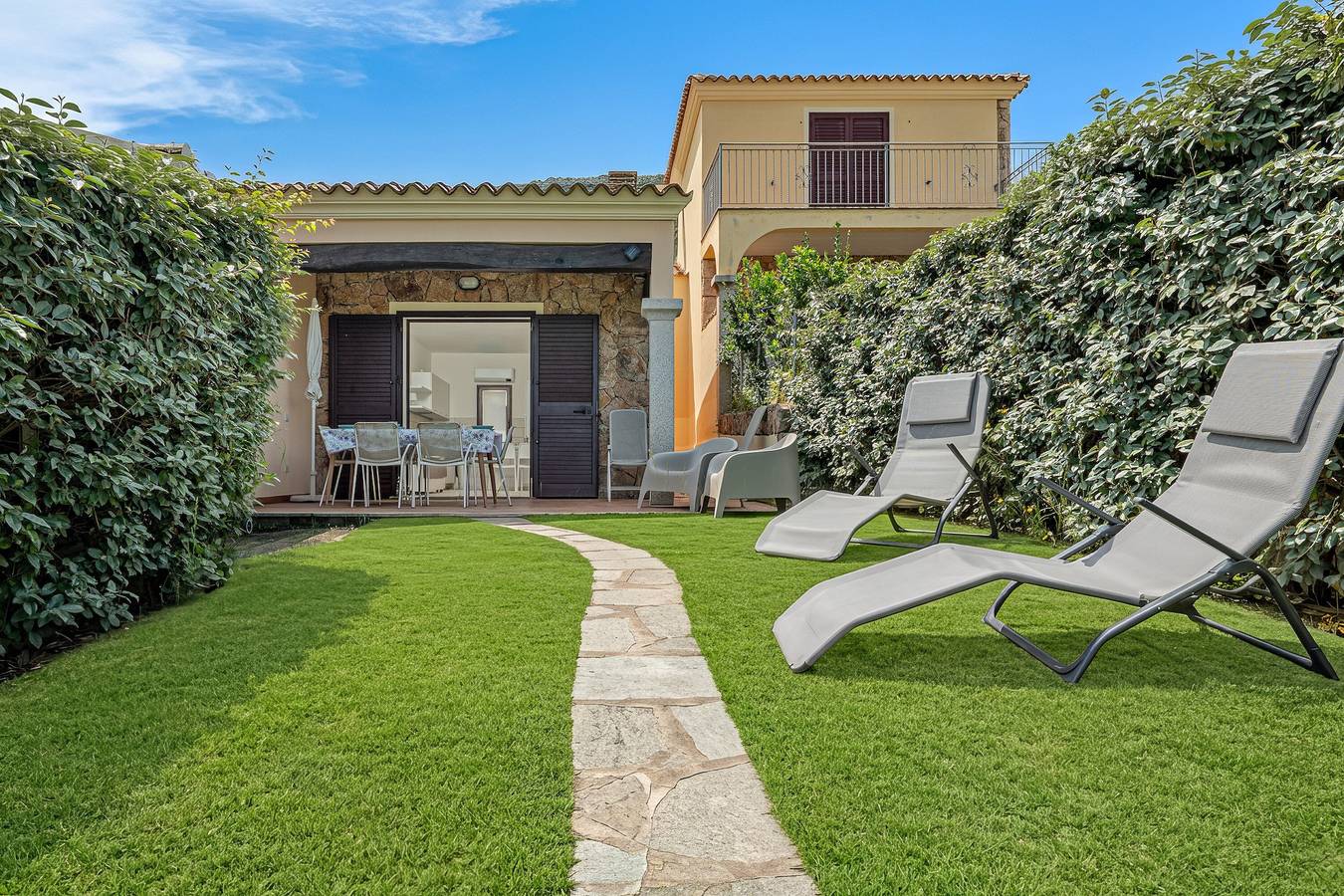 Villetta Eva: Casa de vacaciones con terraza privada, jardín y aire acondicionado in Lu Lioni, San Teodoro