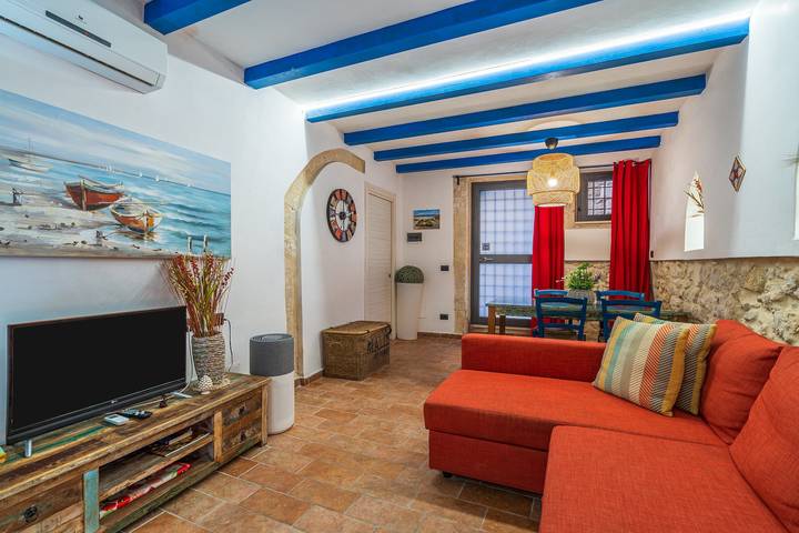 Hel lägenhet, Apartment "Lampara" with Terraces & Wi-Fi in Spiaggetta di Cala Rossa, Syrakusa