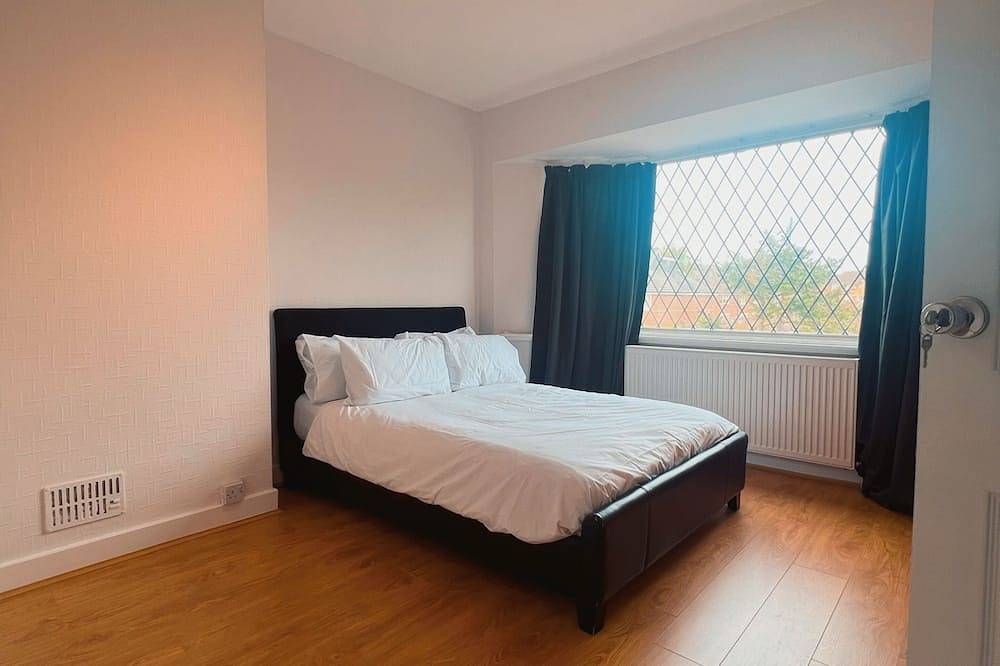 A 4-bed house, for families / groups seeking comfort. 45mins to central London. in Elstree and Borehamwood, Hertfordshire