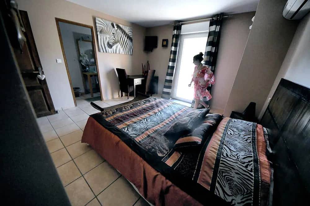 Les Huppes Guest rooms nestled in the heart of the garrigue with swimming pool in Nîmes, Nimes region