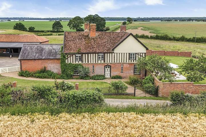 Cottage for 12 people, with Hot tub and Garden in Suffolk