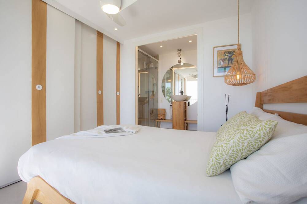 Ganze Wohnung, Tauchen Sie ein in das ultimative Sommererlebnis in diesem exklusiven Designer-Rückzugsort, der für all jene entworfen wurde, die mit maximalem Stil direkt am Meer abschalten möchten. Dieses Apartment, das für die Monate Juni bis September verfügbar in Playa Puebla de Farnals, la Pobla de Farnals