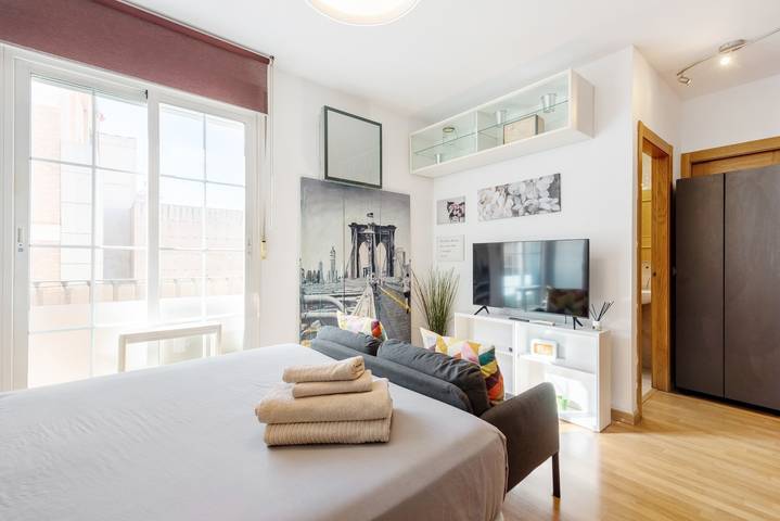 Entire studio, Studio Apartment 'La Casa De La Muralla' with Balcony, Wi-Fi and Air Conditioning in Málaga Central District, Malaga