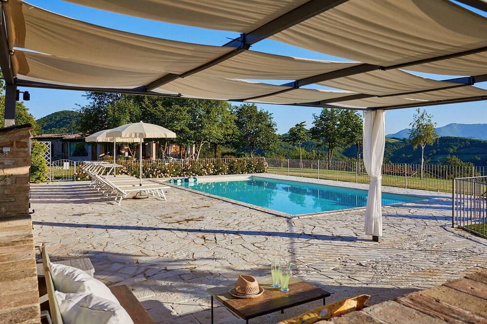 Casa Emanuela - Villa privata, 4 camere, piscina, A/C, wifi, Marche in Fermignano, Valle del Metauro