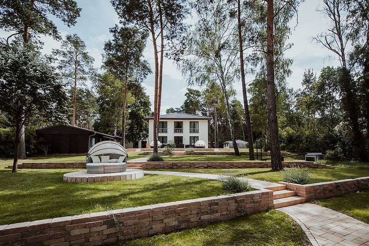 Ferienhaus für 24 Personen, mit Balkon und Whirlpool sowie Garten und Sauna in Zossen