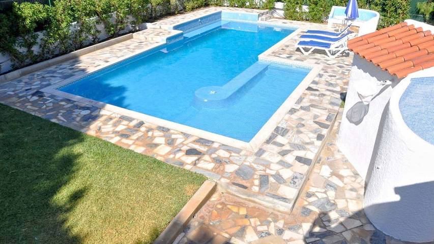 Villa pour 4 personnes, avec terrasse ainsi que jardin et piscine à Quarteira