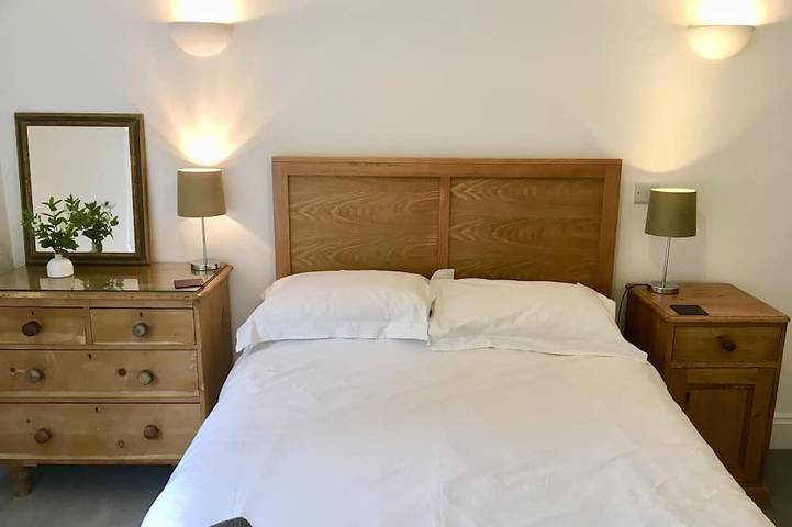 Apartamento entero, Anexo autocontenido dentro de 7 acres para 2 o 3 personas; largo o corto plazo in Warnham, Sussex Occidental