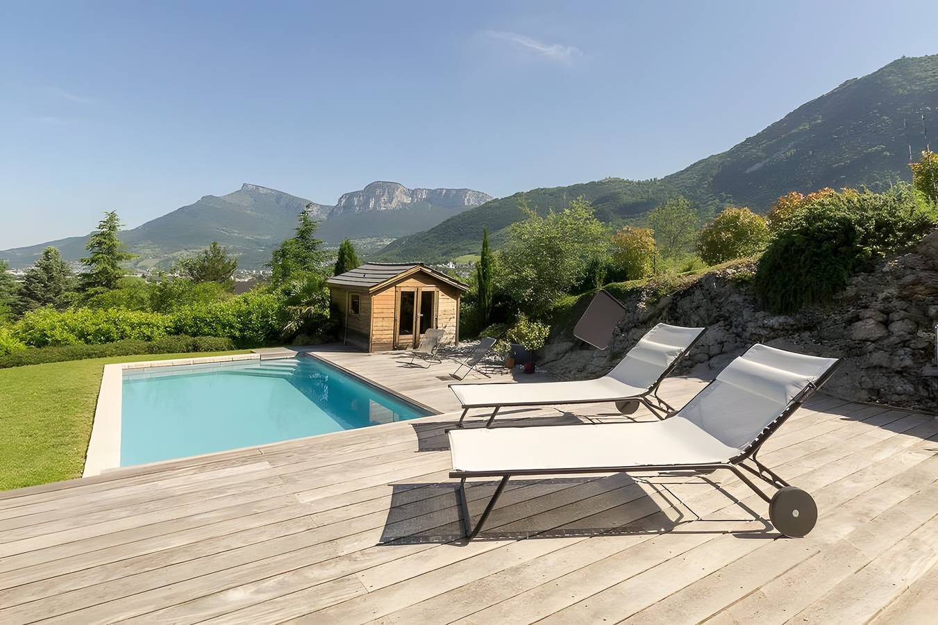 Casa de vacaciones 'Le Gypaete' con vistas a la montaña, piscina privada y Wi-Fi in Challes-les-Eaux, Chambéry region