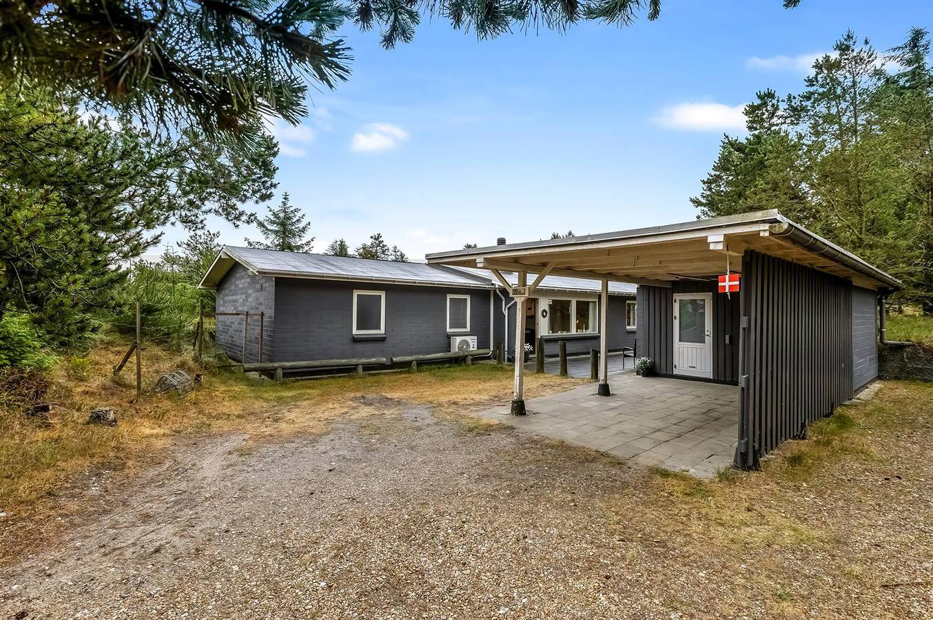 Stunning home in Vejers Strand w/ 4 Bedrooms, Sauna and Wifi in Vejers Strand, Varde