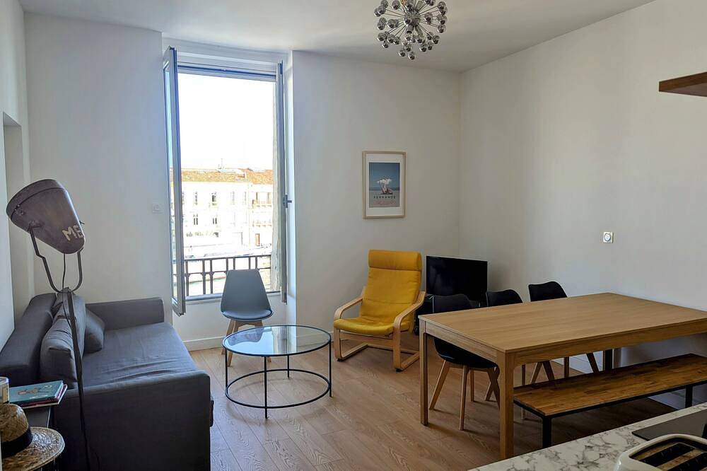 Appartement entier, Beau 3 Pièces Climatisé idéalement situé en Centre Ville Vue sur le Canal in Sète, Côte méditerranéenne (France)