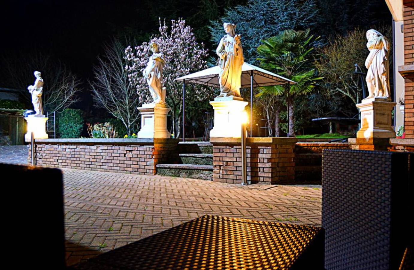 Entire apartment, Holiday apartment for 4 people with garden in Lonato del Garda, Brescia Province